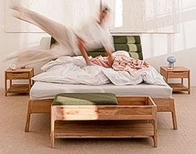 Bett mit gepolstertem Kopfteil TWIG